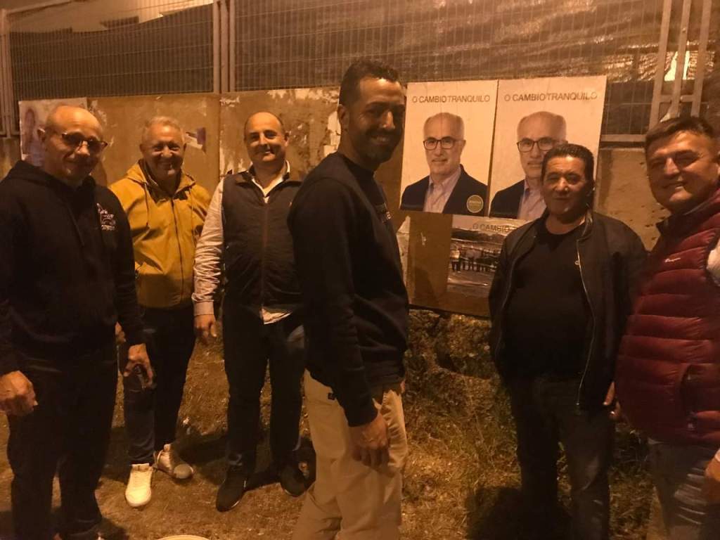 A Candidatura do Cambio iniciou campaña con dúas pegadas de carteis.